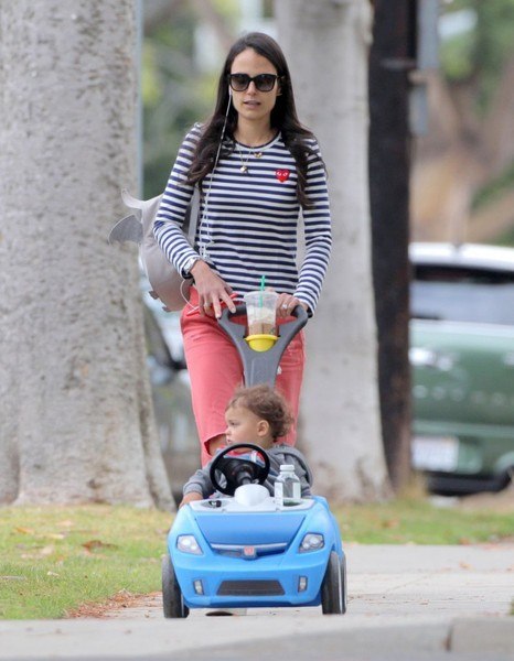 Джордана Брюстер с сыном в Брентвуде - 13 мая