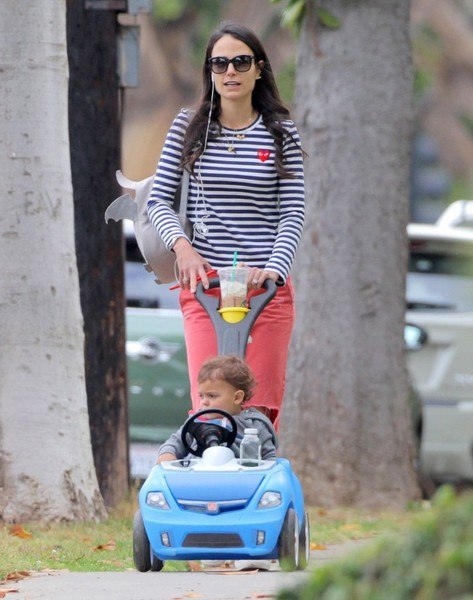 Джордана Брюстер с сыном в Брентвуде - 13 мая