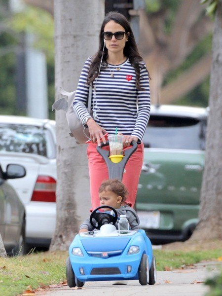 Джордана Брюстер с сыном в Брентвуде - 13 мая