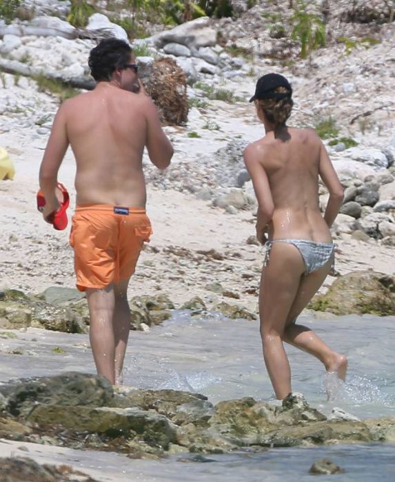 Хайди Клум решила позагорать топлес (эротика) Хайди Клум решила позагорать топлес (эротика)