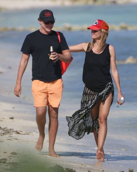 Хайди Клум решила позагорать топлес (эротика) Хайди Клум решила позагорать топлес (эротика)