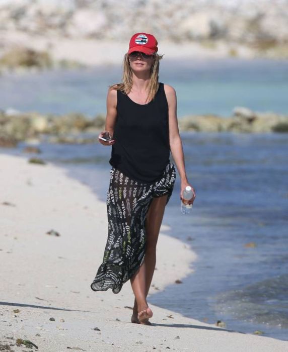 Хайди Клум решила позагорать топлес (эротика)