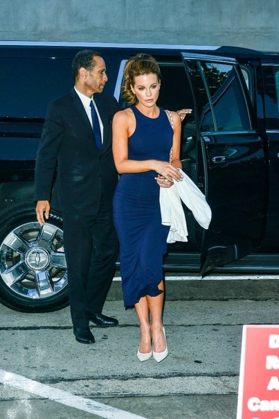 Кейт Бекинсейл около ресторана в Западном Голливуде