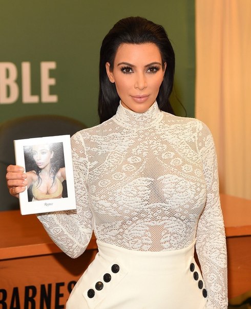 Ким Кардашьян на автограф-сессии в Barnes & Noble по