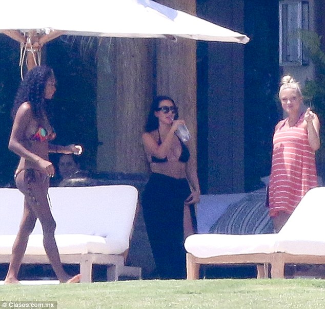 Ким Кардашьян на отдыхе в Мексике Ким Кардашьян на отдыхе в Мексике