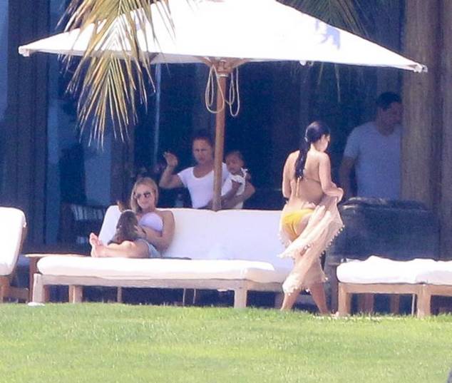 Ким Кардашьян на отдыхе в Мексике Ким Кардашьян на отдыхе в Мексике