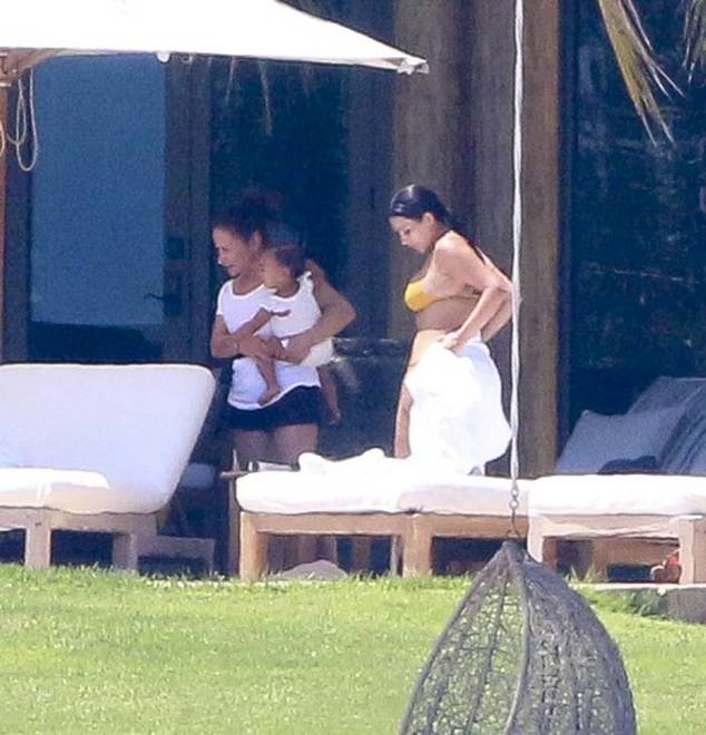 Ким Кардашьян на отдыхе в Мексике Ким Кардашьян на отдыхе в Мексике