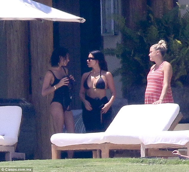 Ким Кардашьян на отдыхе в Мексике Ким Кардашьян на отдыхе в Мексике