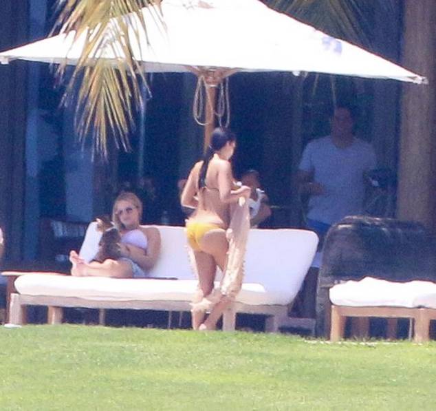 Ким Кардашьян на отдыхе в Мексике Ким Кардашьян на отдыхе в Мексике