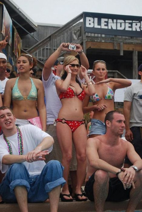 Конкурс мокрых футболок