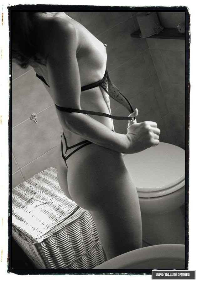 Красотка в ванной (черно белое фото)