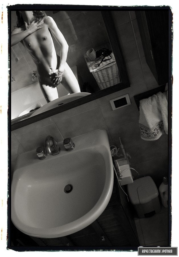 Красотка в ванной (черно белое фото)