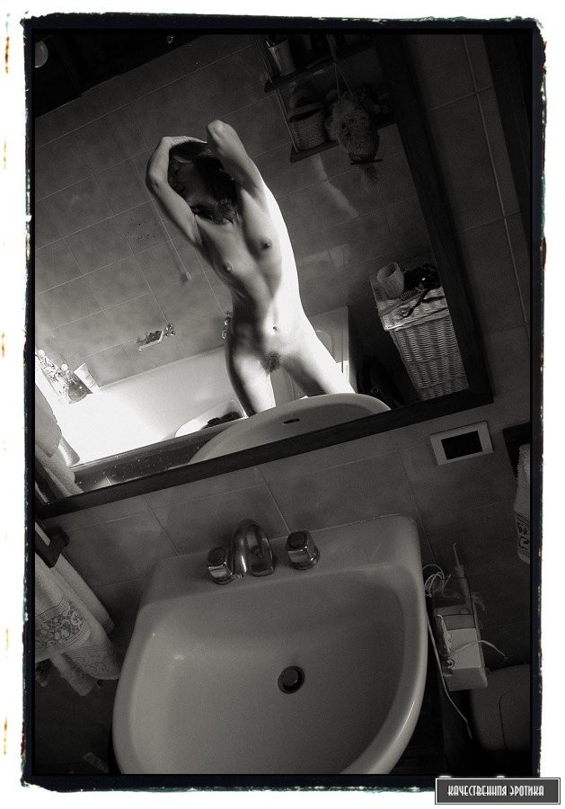 Красотка в ванной (черно белое фото)