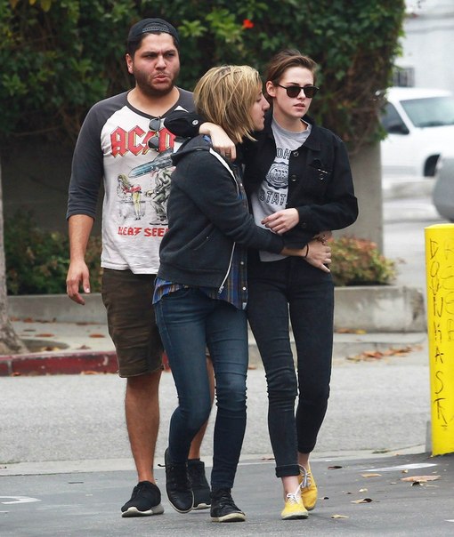 Кристен Стюарт с друзьями в ЛА - 25 мая