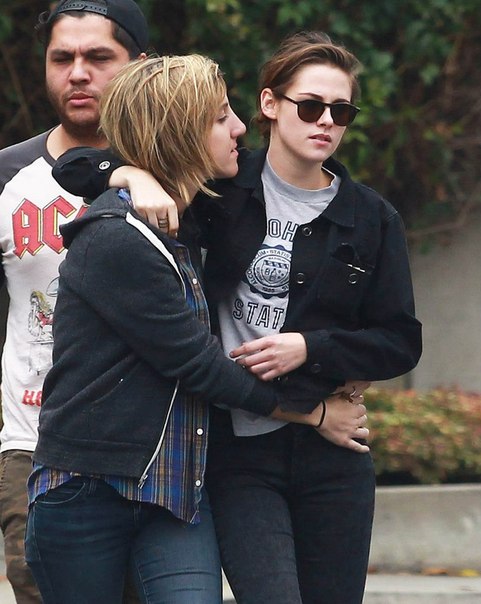 Кристен Стюарт с друзьями в ЛА - 25 мая