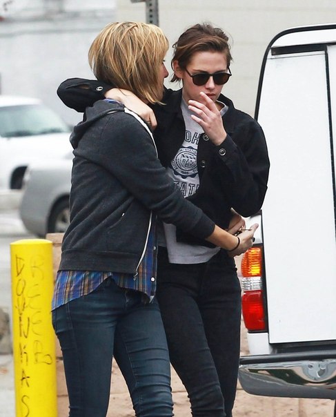 Кристен Стюарт с друзьями в ЛА - 25 мая