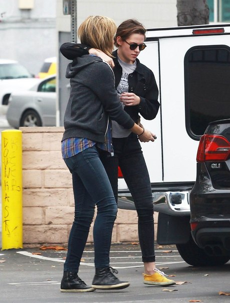 Кристен Стюарт с друзьями в ЛА - 25 мая