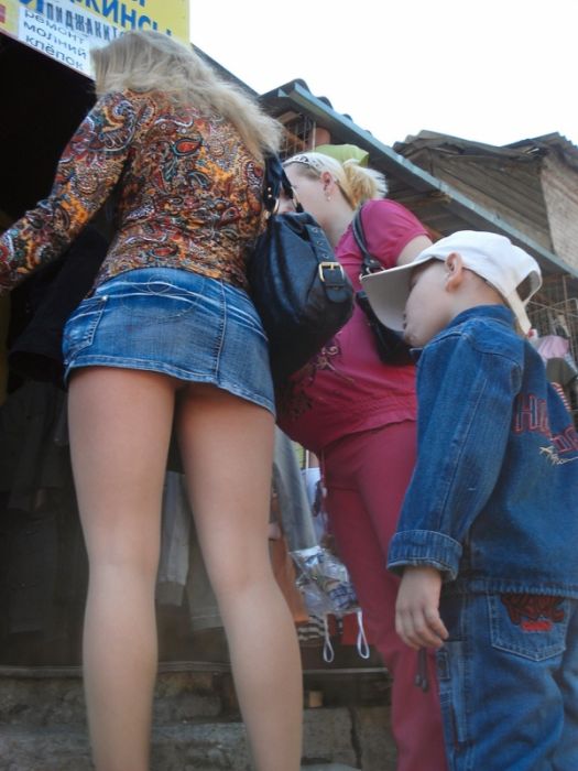 Легкий ветерок и девушки в мини юбках Легкий ветерок и девушки в мини юбках