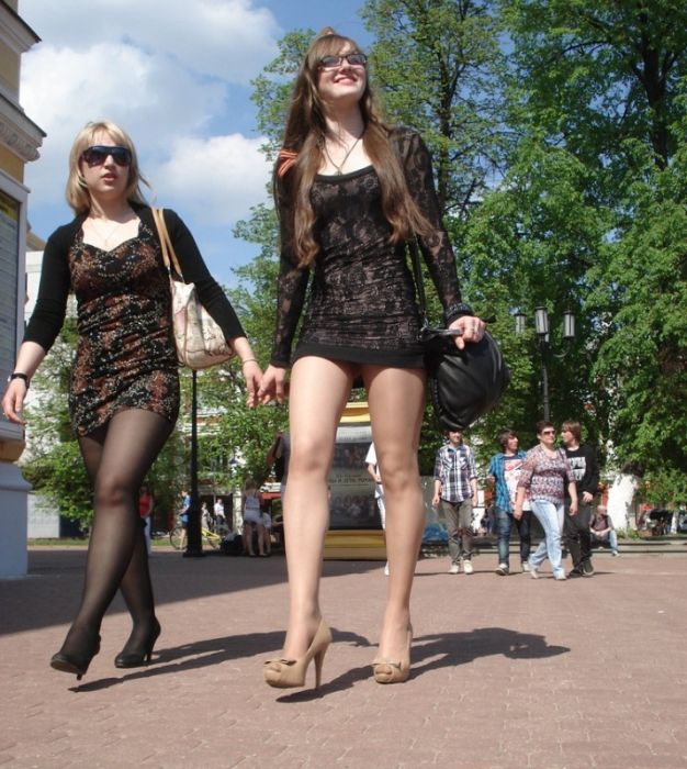 Легкий ветерок и девушки в мини юбках Легкий ветерок и девушки в мини юбках