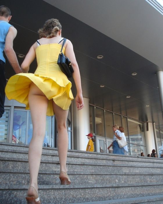 Легкий ветерок и девушки в мини юбках Легкий ветерок и девушки в мини юбках