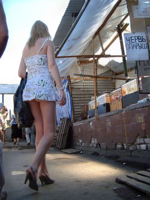 Легкий ветерок и девушки в мини юбках Легкий ветерок и девушки в мини юбках