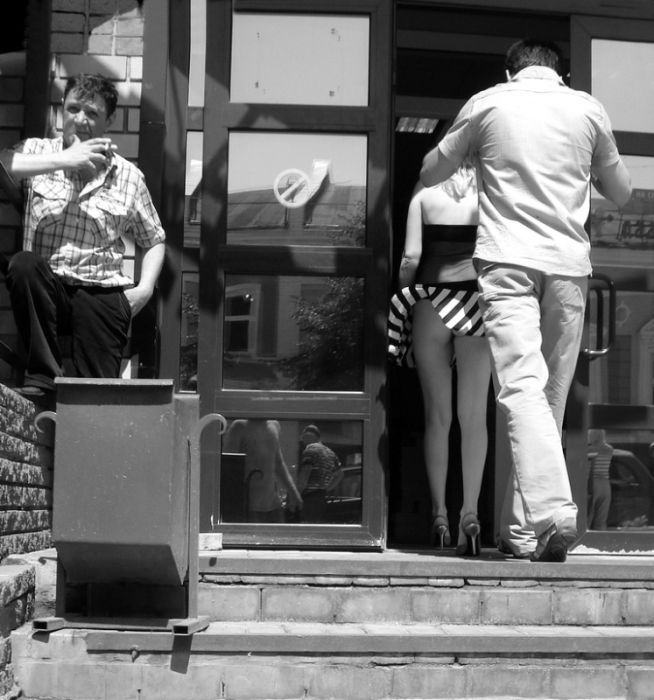 Легкий ветерок и девушки в мини юбках Легкий ветерок и девушки в мини юбках