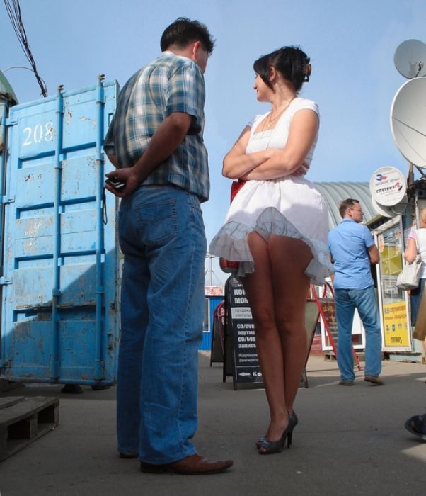 Легкий ветерок и девушки в мини юбках Легкий ветерок и девушки в мини юбках