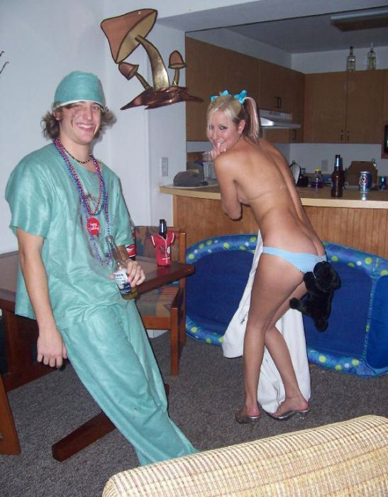 Подвыпившие девушки отрываются на полную катушку