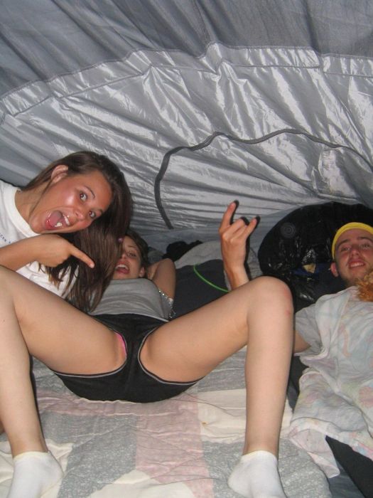 Подвыпившие девушки отрываются на полную катушку