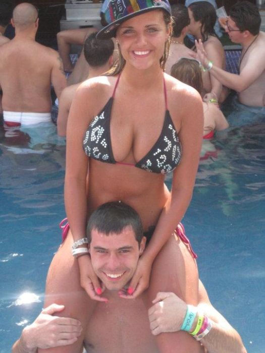 Подвыпившие девушки отрываются на полную катушку