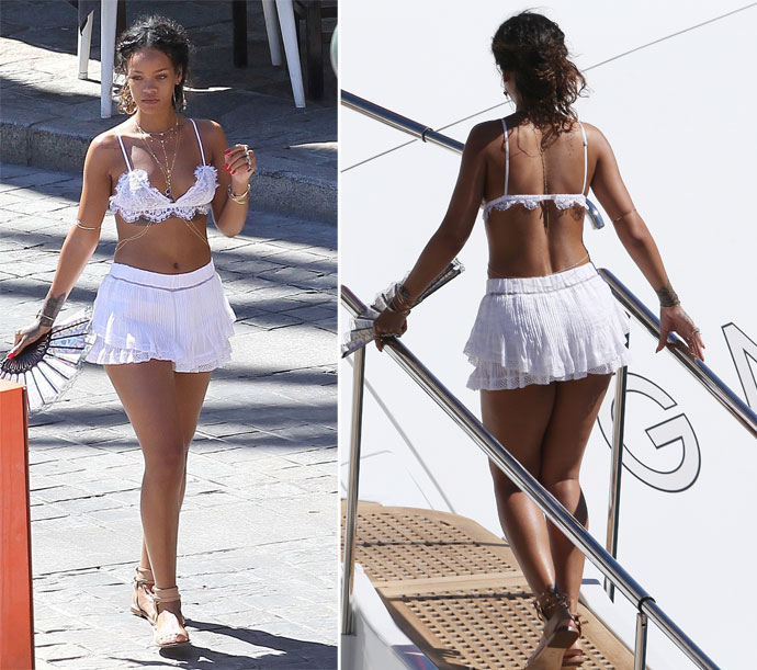 Рианна гуляет по улице в кружевном бюстгальтере