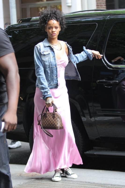 Рианна вышла на улицу в ночной рубашке