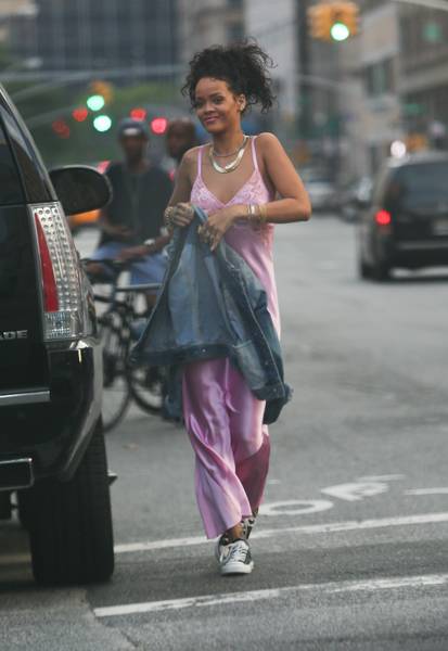 Рианна вышла на улицу в ночной рубашке