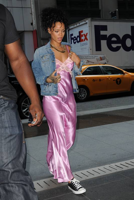 Рианна вышла на улицу в ночной рубашке
