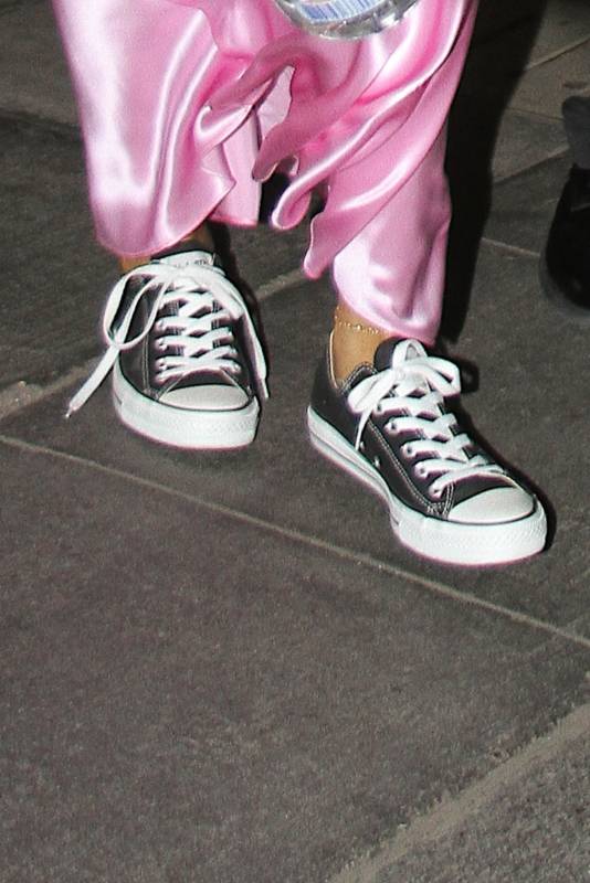 Рианна вышла на улицу в ночной рубашке