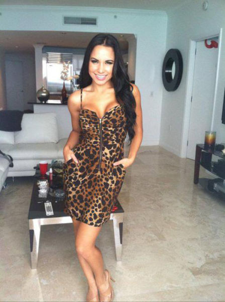 Сексуальные девушки в обтягивающих платьицах Сексуальные девушки в обтягивающих платьицах