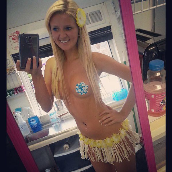 Сексуальные официантки в одной кофейне Сексуальные официантки в одной кофейне