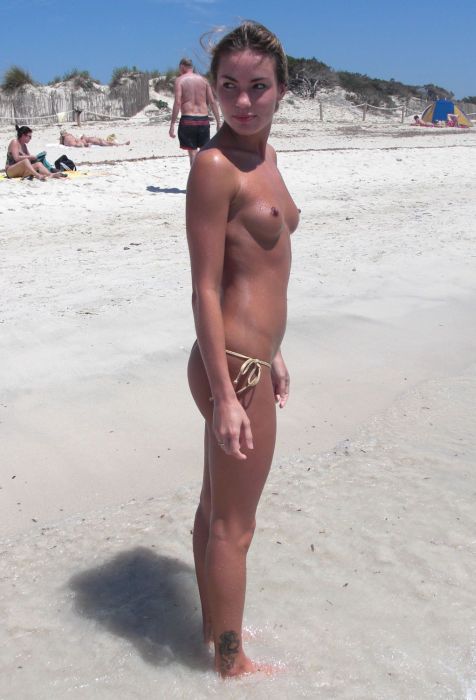 Симпатичные девушки отдыхают на пляже