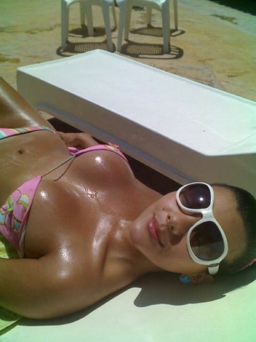 Симпатичные девушки отдыхают на пляже