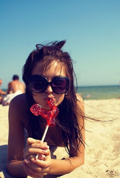 Симпатичные девушки отдыхают на пляже