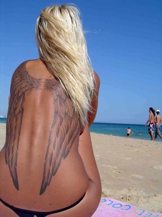 Симпатичные девушки отдыхают на пляже