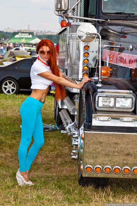 Симпатичные девушки с фестиваля Автоэкзотика Симпатичные девушки с фестиваля Автоэкзотика