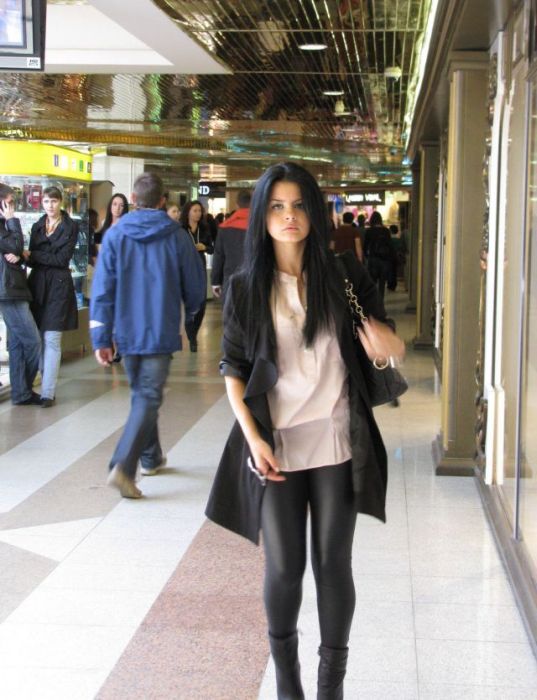 Симпатичные девушки в коротких юбках