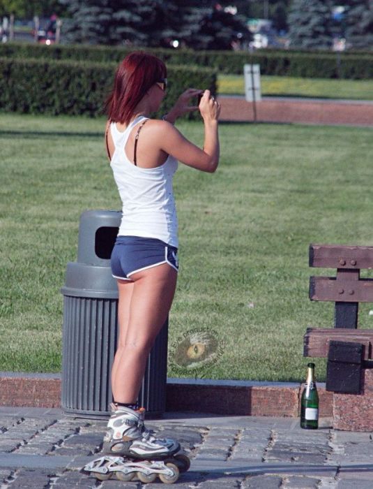 Симпатичные девушки в коротких юбках