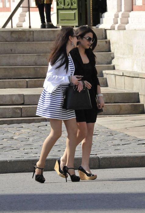 Симпатичные девушки в коротких юбках