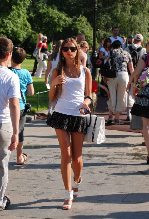 Симпатичные девушки в коротких юбках