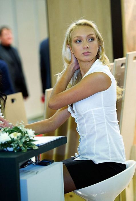 Симпатичные девушки в коротких юбках