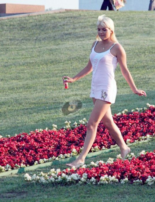 Симпатичные девушки в коротких юбках