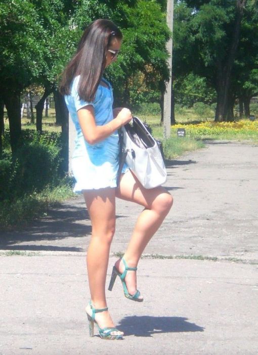 Симпатичные девушки в коротких юбках