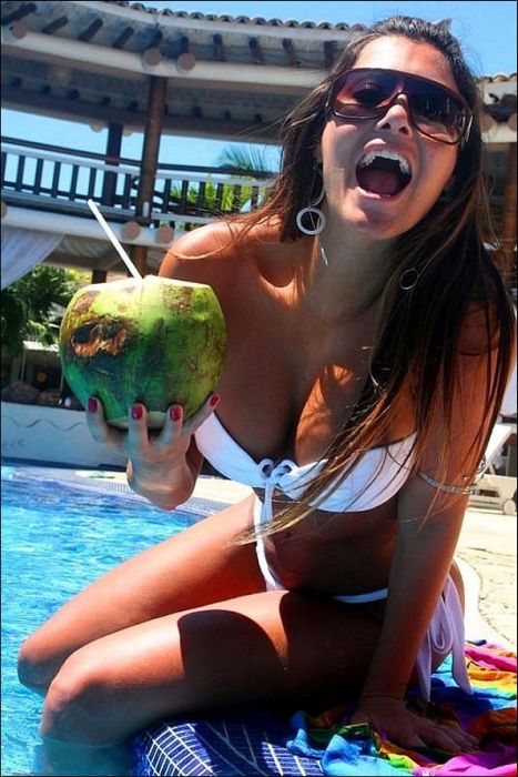 Симпатичные девушки загорают Симпатичные девушки загорают